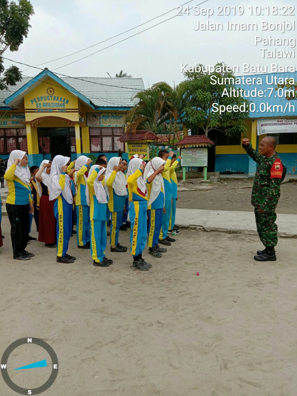 Babinsa Koramil 04/Talawi Melatih Siswa SD PBB dan Cinta Tanah Air