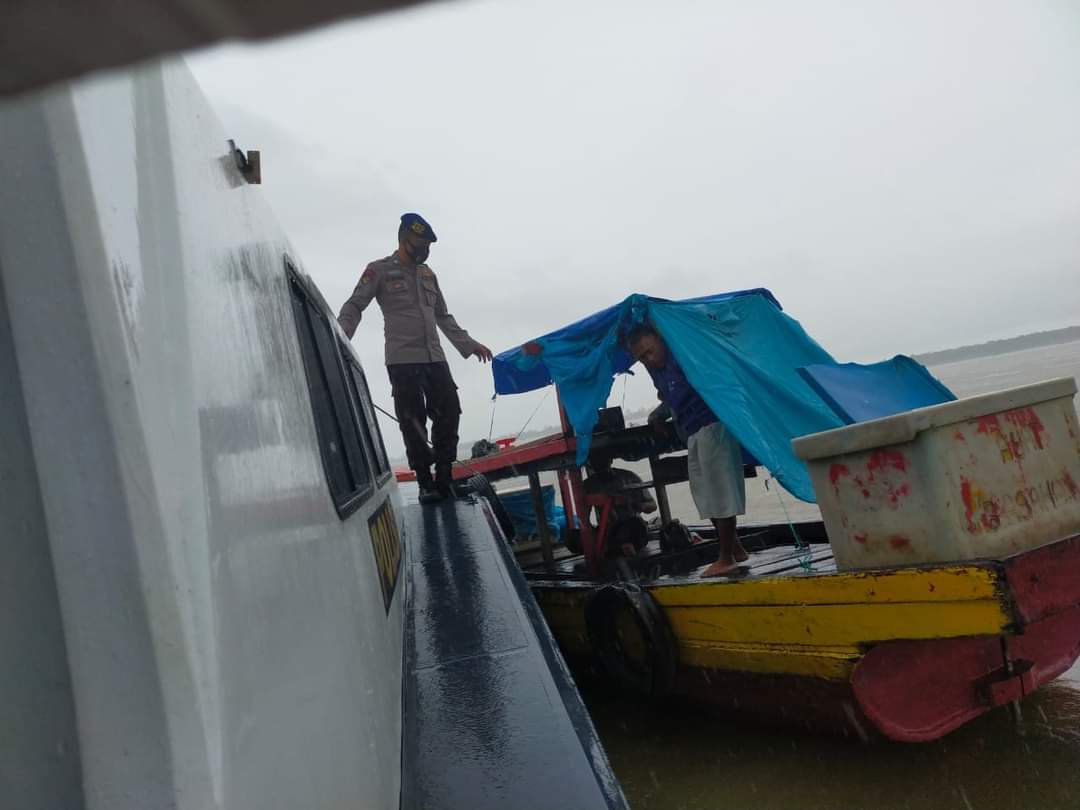 Satpolairud Polres Labuhanbatu melakukan Patroli dengan menggunakan Kapal Patroli KP-II-2030