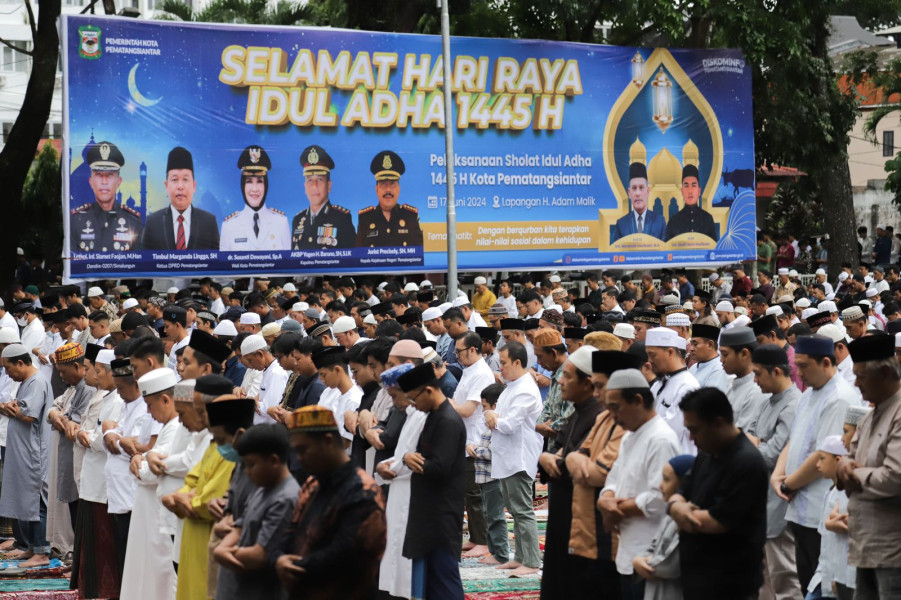 Bersama Ribuan Umat Muslim, Wali Kota Tunaikan Sholat Hari Raya Idul Adha 1445 H