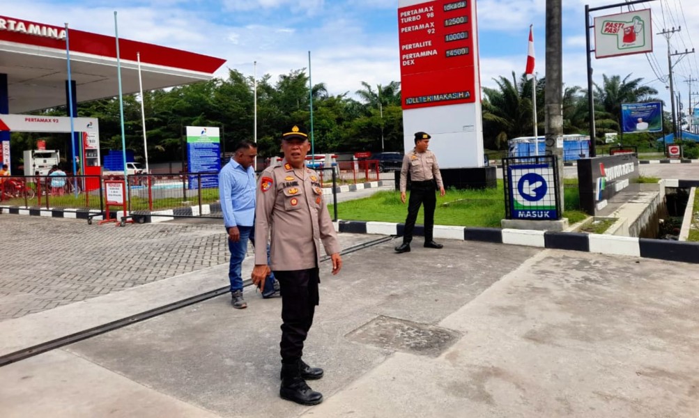 Kapolsek Pantai Cermin dan Koramil Pastikan Stok BBM Aman, Arus Lalu Lintas Lancar Pasca Banjir