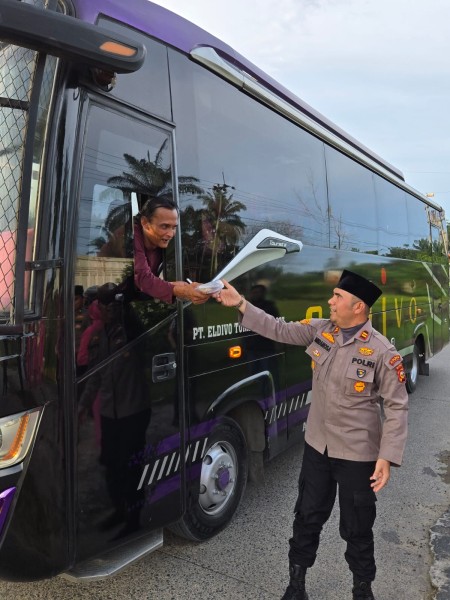 Kapolsek Bukit Kapur Bersama Bhayangkari Ranting Bukit Kapur Membagikan Ratusan Takjil