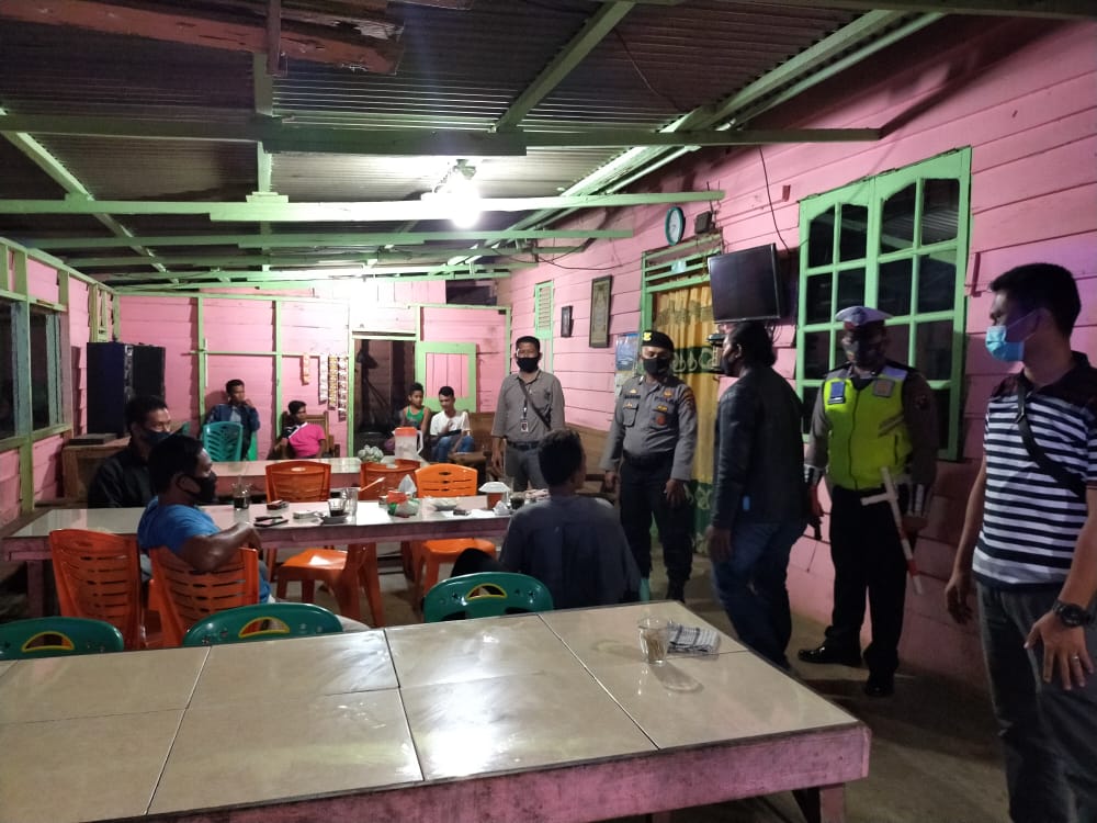 Himbau Prokes di Pasar Pargarutan, Personil Polres Tapsel Laksanakan Patroli Malam