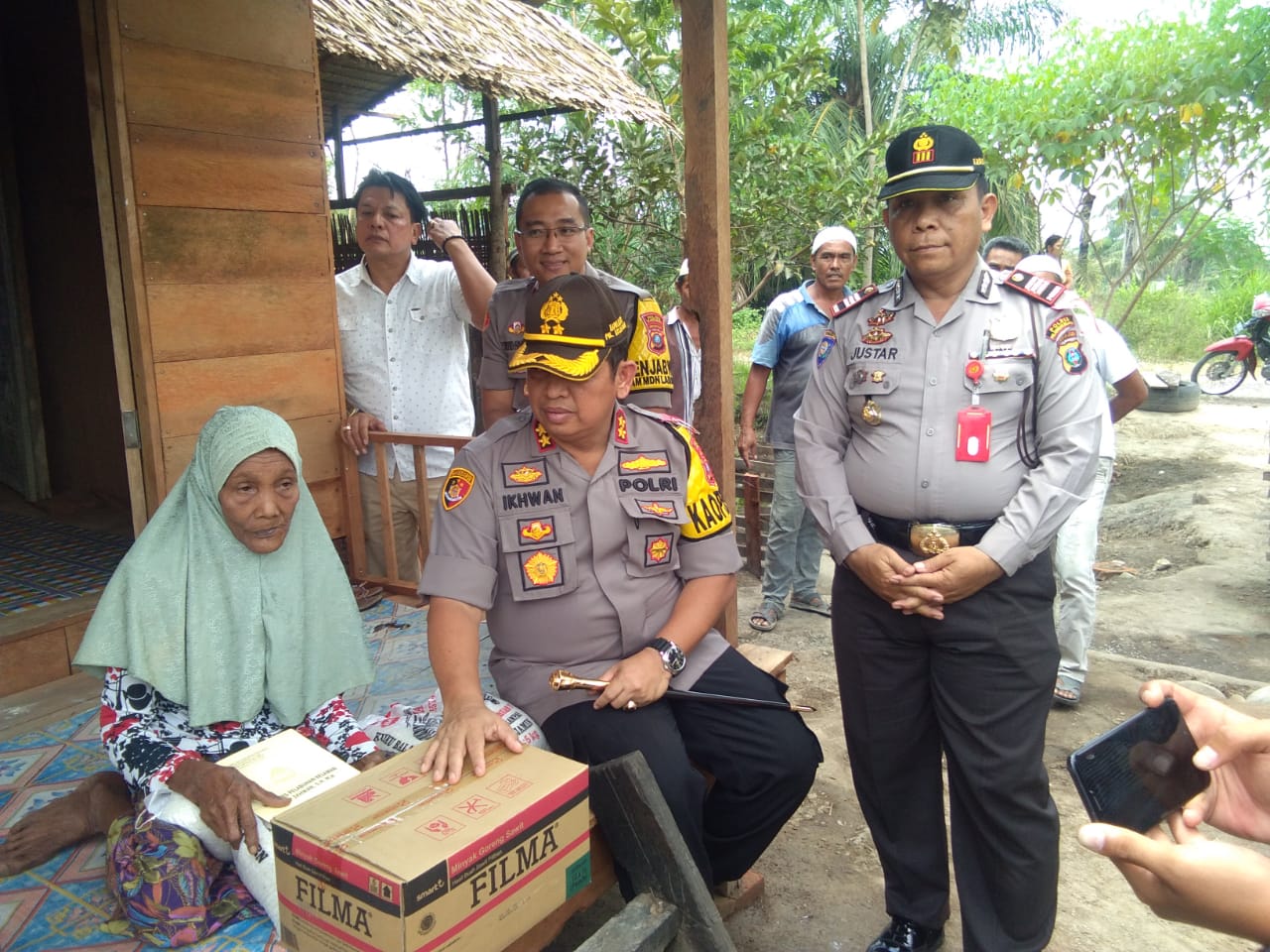 Suasana Haru Menyelimuti Keduanya Saat Kapolres Belawan Kunjungi Nenek Rukiyah 