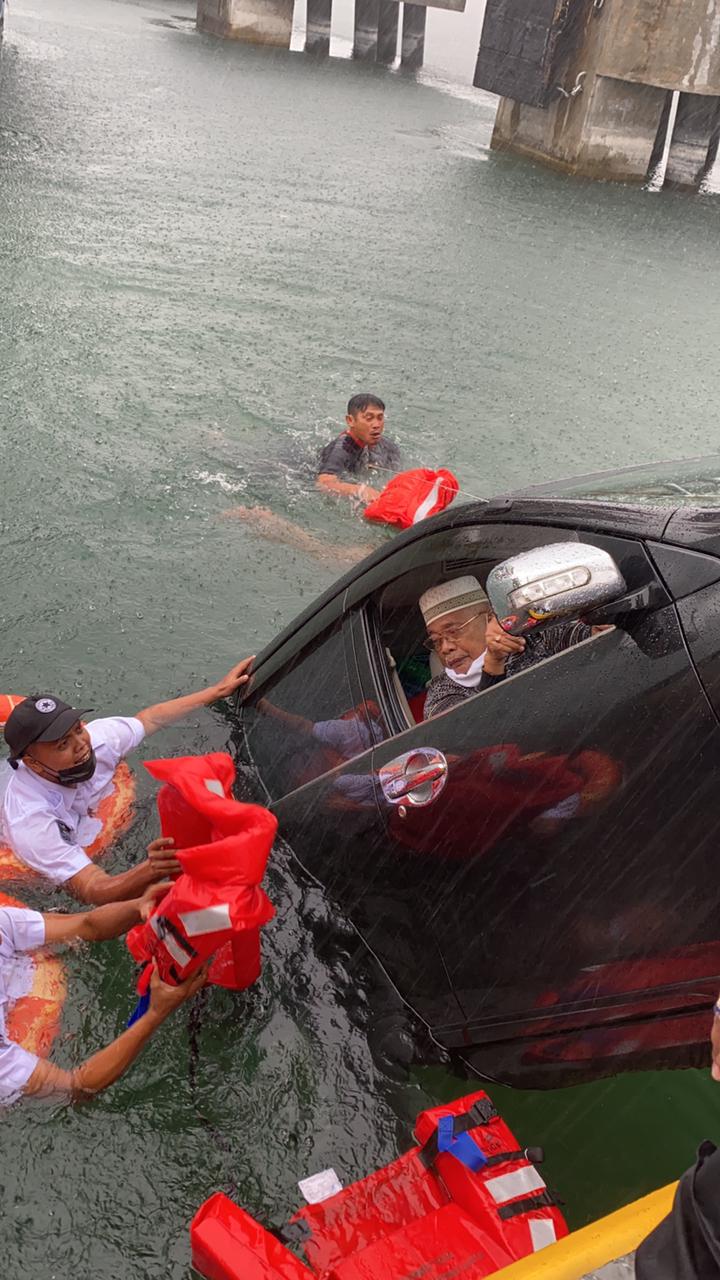 Polres Samosir Selidiki Jatuhnya 1 Unit Mobil Avanza dari KMP Ihan Batak Meluncur Ke Danau Toba