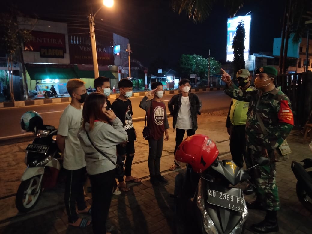 Piket Ramil 03 Serengan bersama Linmas Patroli Malam Sambil Himbau Prokes