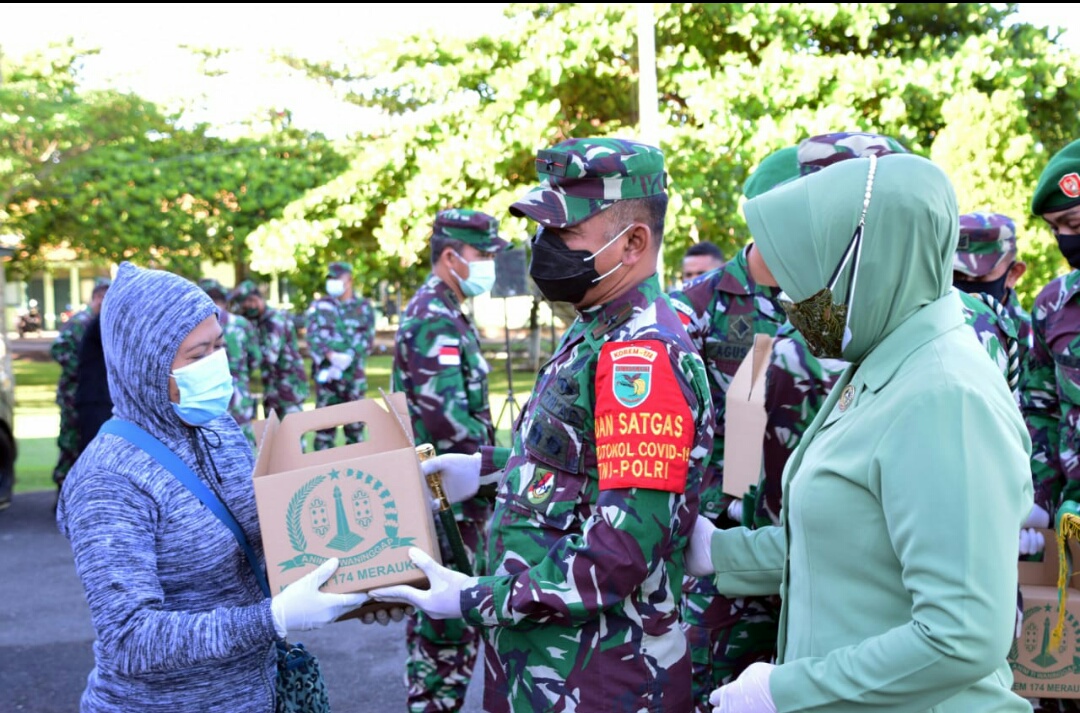 Peringati Hari Ibu ke-92, Danrem Merauke Brigjen TNI Bangun Nawoko Berikan Tali Asih Kepada Pedagang