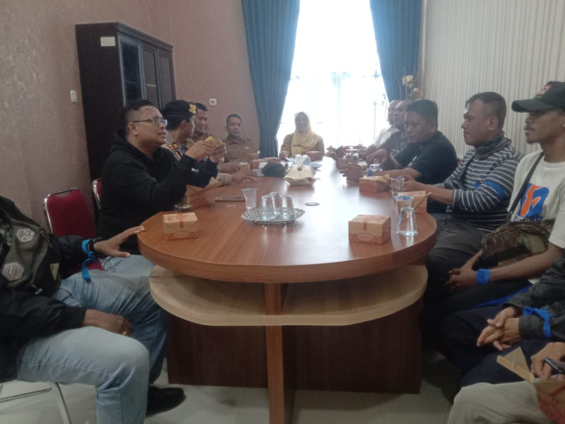 Masyarakat Hukum Adat Dumai Demo di Kantor Disdikbud, Minta Dugaan Praktek Politik Praktis di SMPN2