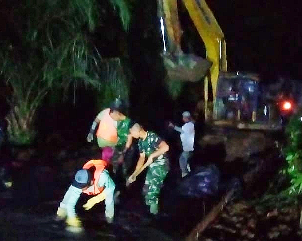 Meski Lembur, Satgas Kodim 0204/DS Tetap Semangat Mengecor Jalan TMMD