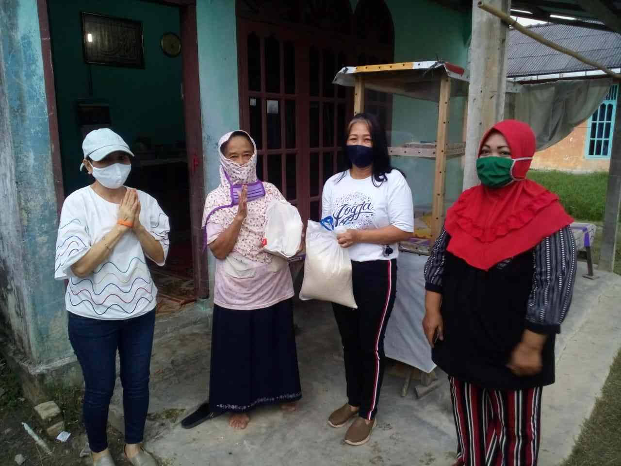 Masyarakat Tionghoa Salurkan Bantuan ke Warga RT 003 Bukit Datuk Kecamatan Dumai selatan