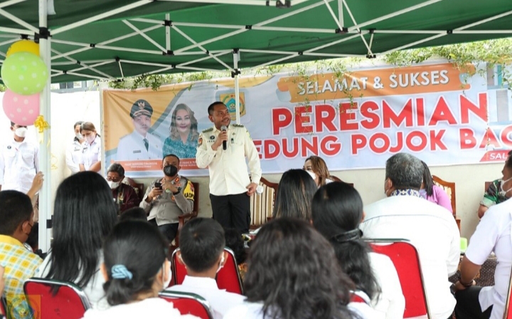 Bupati Pakpak Bharat Franc Bernhard Tumanggor Resmikan Penggunaan Gedung Pojok Baca