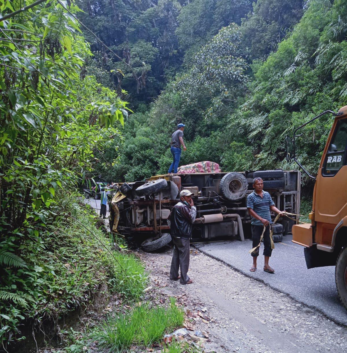 Berlaju dengan Kecepatan Tinggi, Dump Truk Muatan Pasir Oleng Di Jalan Lintas Tanah Karo- Dairi