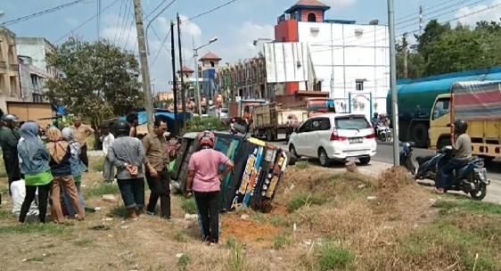 Di Duga ugal -ugalan , Bus Karya Agung Terbalik Tabrak Mobil Hyundai.
