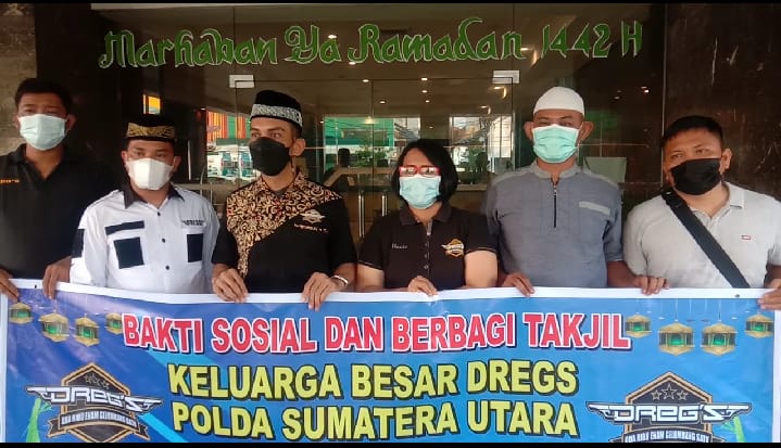 Polisi Angkatan Dregs 2006 Gelombang 1 Poldasu Bagi Takjil dan Sembako Kepada Masyarakat