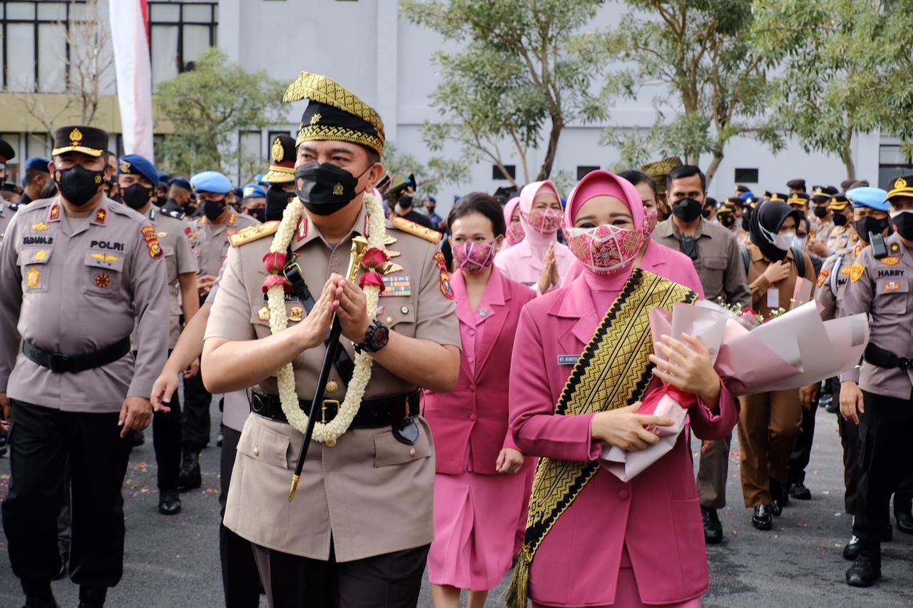 Resmi Masuki Mapolda, Kapolda Riau Disambut Adat Tepuk Tepung Tawar.