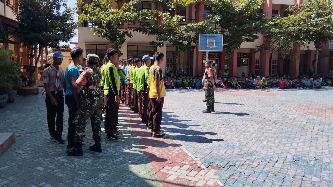 Disiplin Tak Cukup Diajarkan di Kelas, Babinsa Gembleng Mental Siswa SMKN 1 Gesi Lewat Latihan PBB