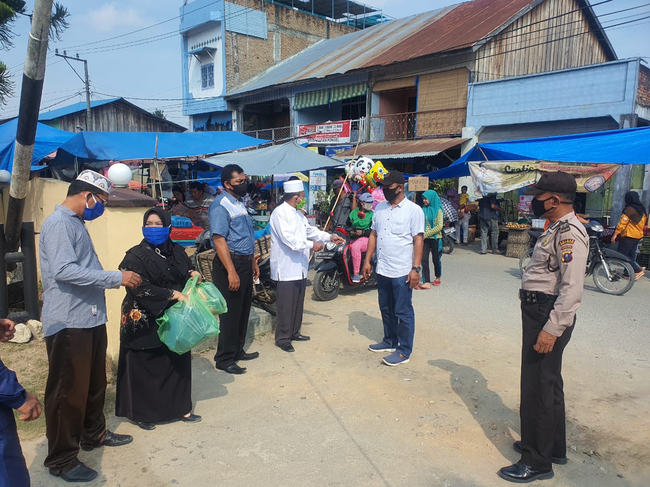 Polri dan Mui Bagikan 200 Masker Gratis.  Cegah Covid 19 Masyarakat.