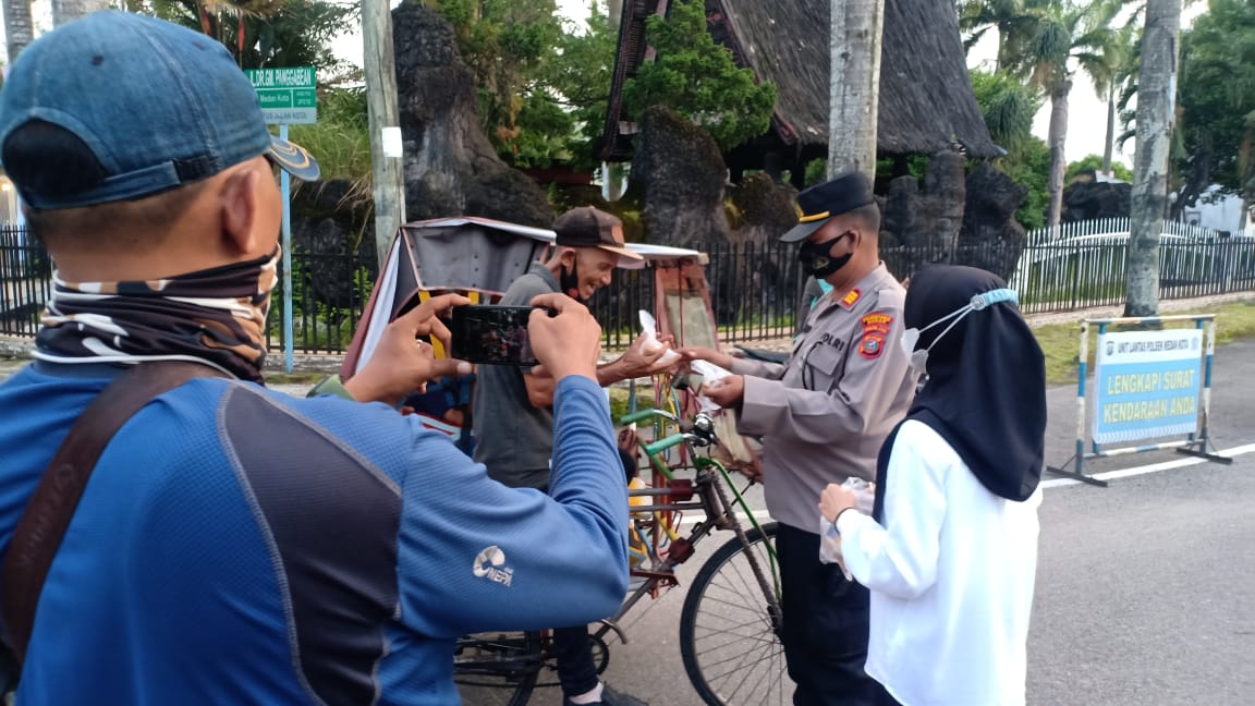 Polsek Medan Kota Bagikan Takjil dan Himbau untuk Tidak Mudik Saat Lebaran 1442 H