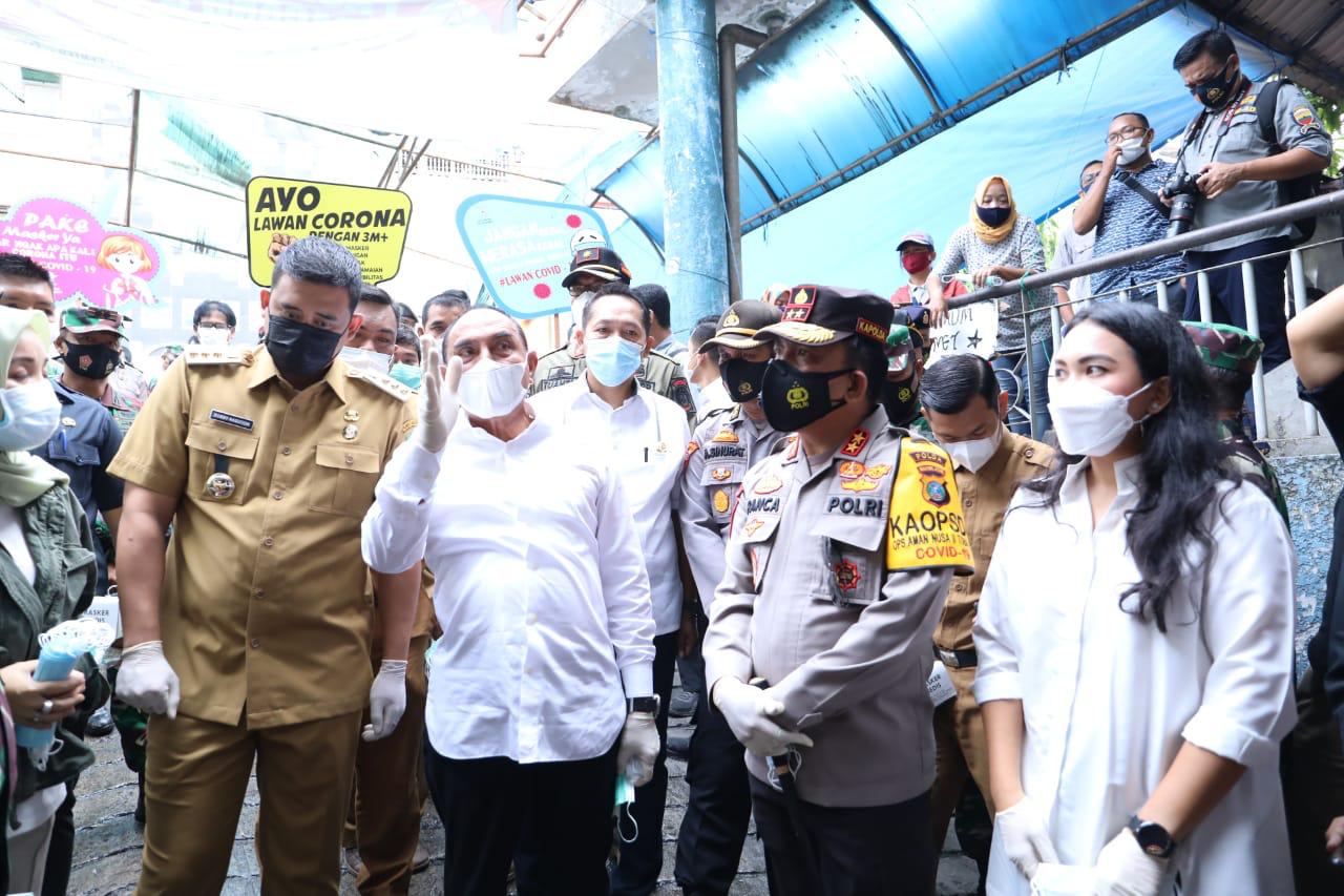 Kapolda Sumut dan Forkopimda Bagikan Masker & Hand Sanitizer Di Pasar Tradisional Medan