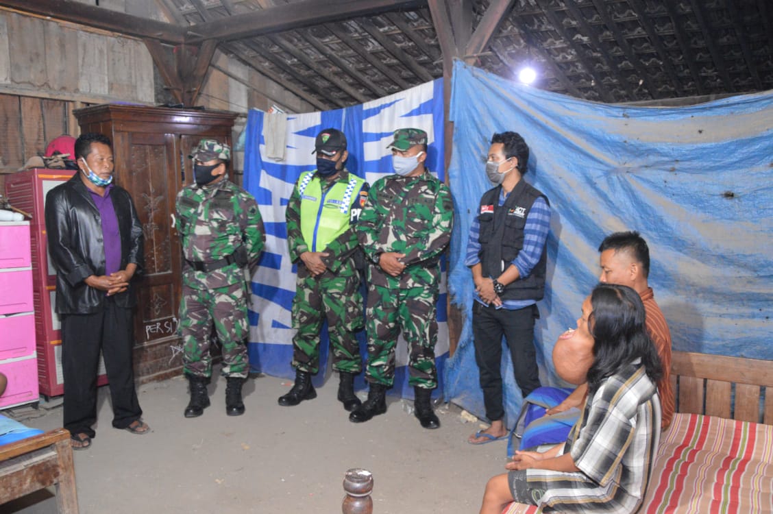 Malam Hari TNI Salurkan Baksos Warga Yang Menderita Kanker Mulut