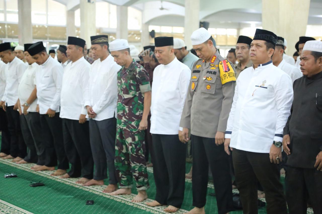Kapolrestabes Medan bersama Walikota dan FKPD Sholat Tasbih
