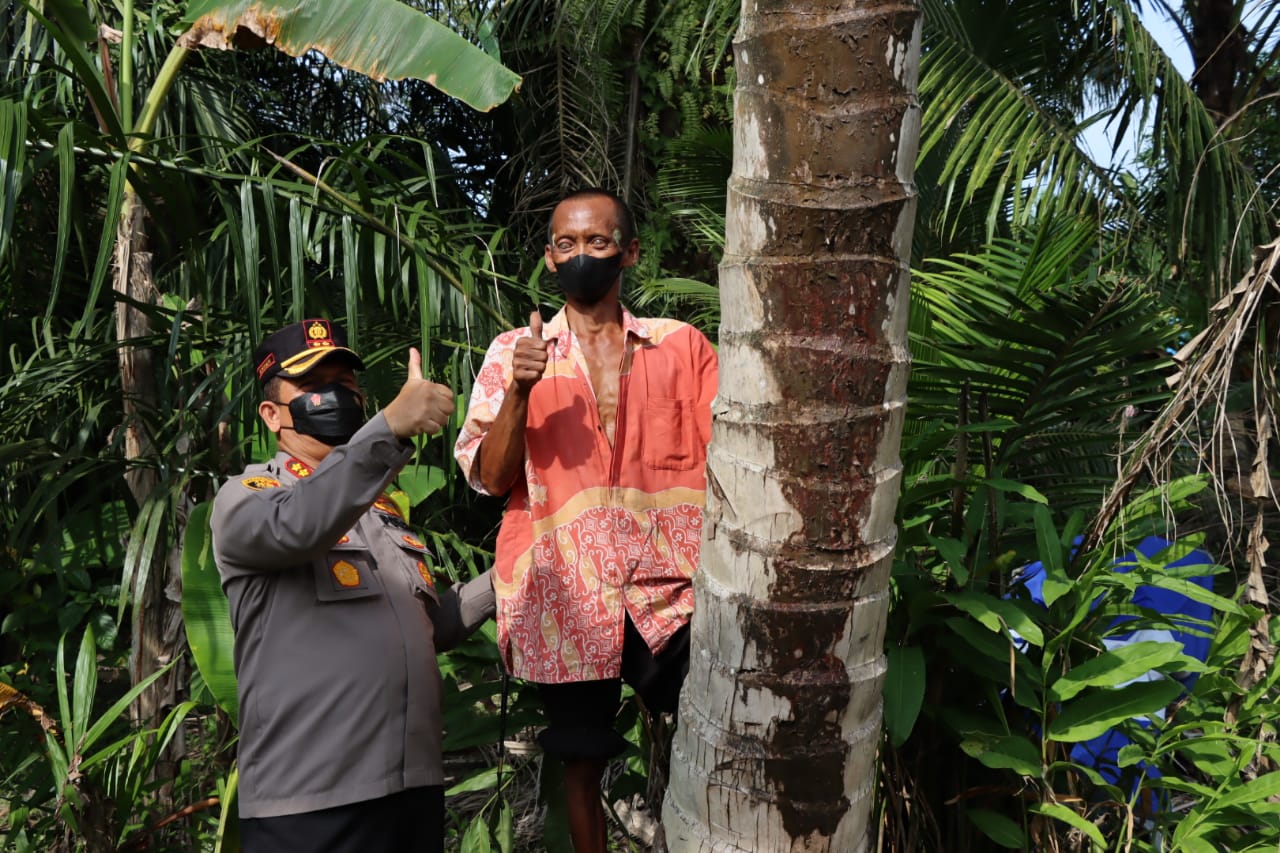 Unik..Tunanetra Pemanjat Pohon Kelapa Dapat Perhatian Kapolres AKBP Ikhwan SH.MH.