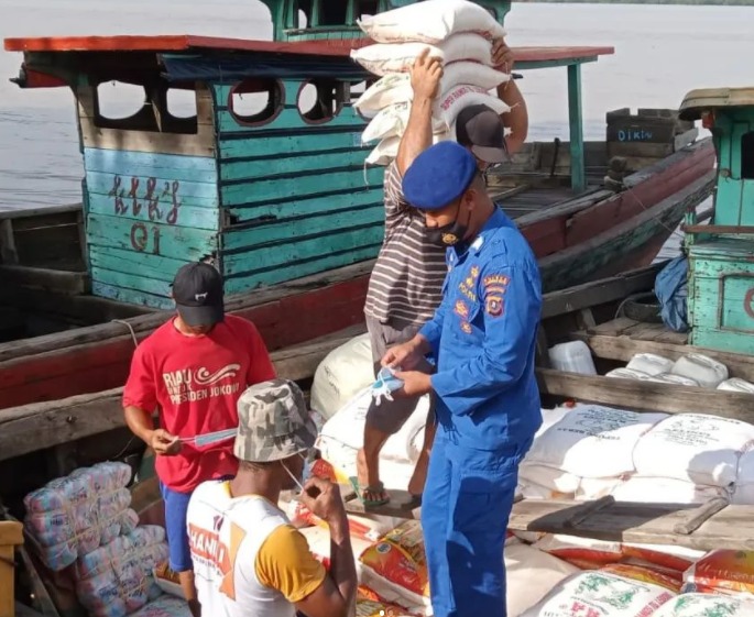 Satpolairud Polres Labuhanbatu bagikan masker secara gratis kepada Masyarakat