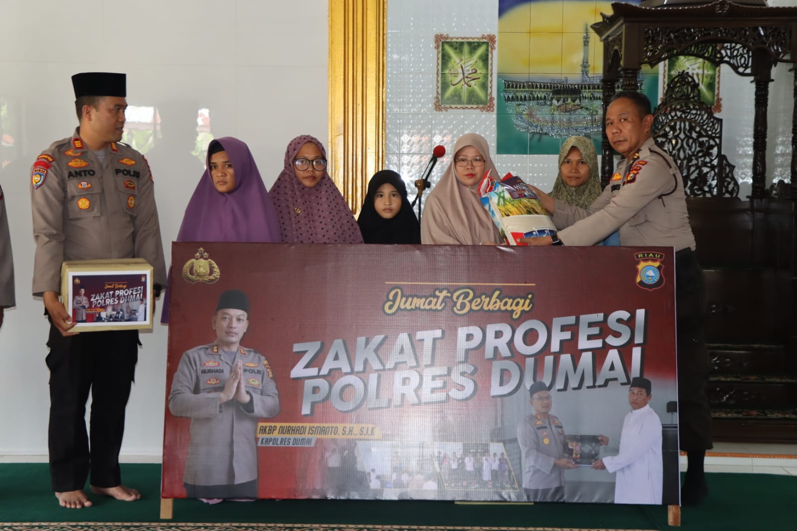Jumat Curhat, Polres Dumai Silaturahmi dan Bagikan Al-Quran pada Warga