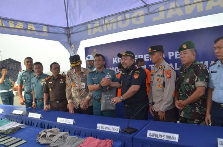 Lanal Dumai gagalkan penyeludupan Ballpress sebanyak 700 Koli 56 Ton