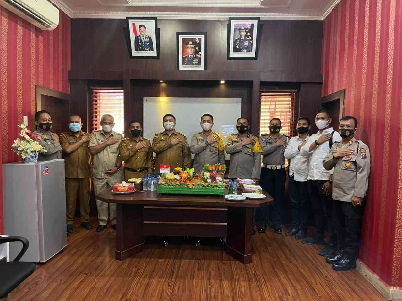 Pemkab Labuhanbatu Utara memberikan Nasi Tumpeng kepada Kapolres Labuhanbatu