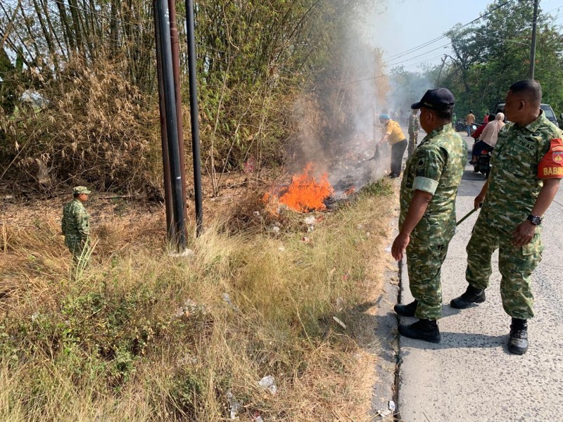 Koramil Nogosari Bersihkan Sampah Menumpuk di Jembatan Tinawas