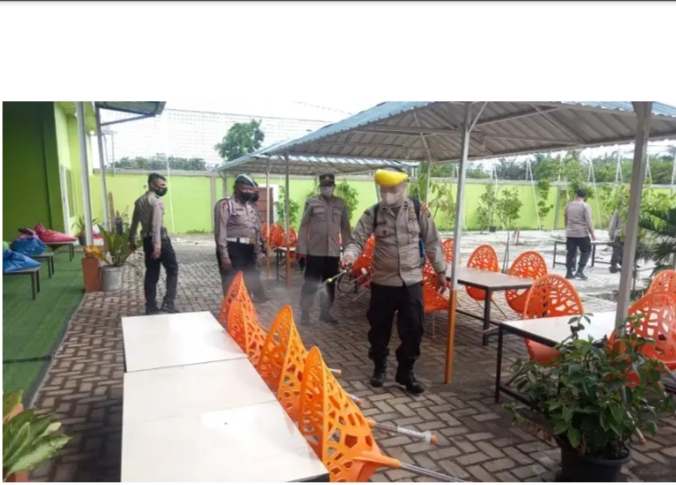 Melakukan Penyemprotan Desinfektan  Massal Polsek Beringin Polresta Deli Serdang