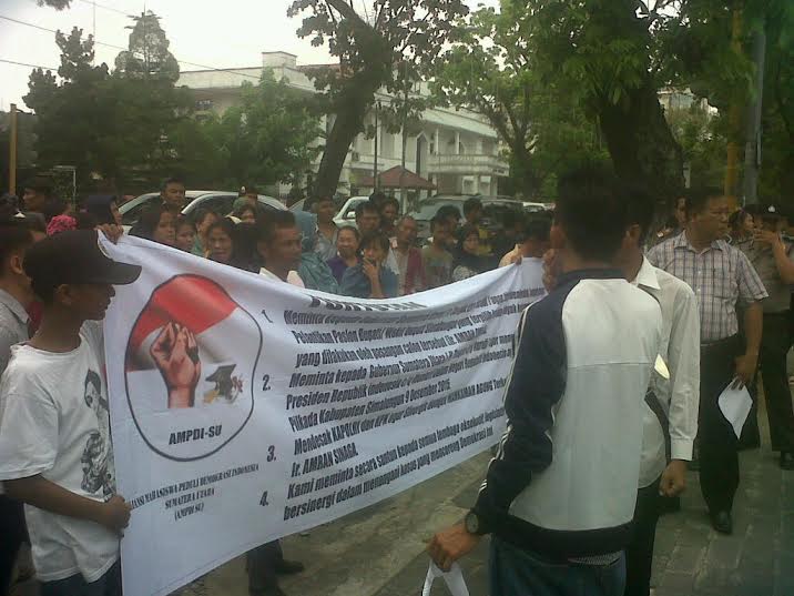 Demo di Kantor Gubsu, Massa AMPD Tuding JR Saragih- Amran Sinaga Lakukan Kecurangan Dalam Pilkada