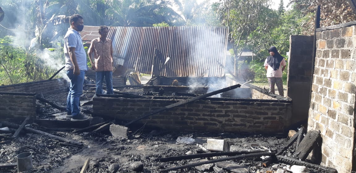 Diduga konsleting listrik, rumah Pak Selamat  ludes terbakar