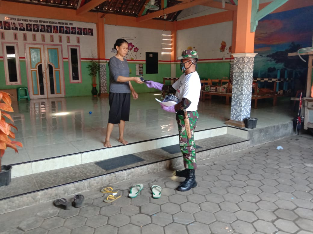 Pemerintah Desa Bejiruyung Bersama Babinsa Bagikan Masker 