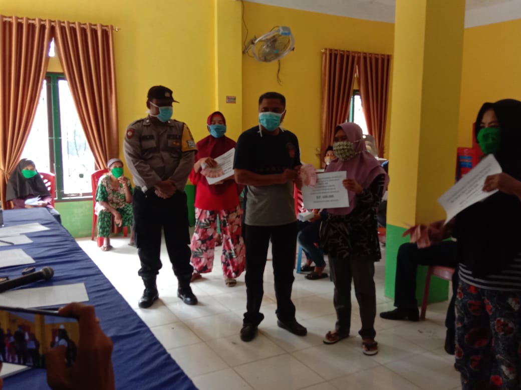 Kawal Penyaluran Dana BLT, Bhabinkamtibmas Pastikan Masyarakat Patuhi Protokol Kesehatan