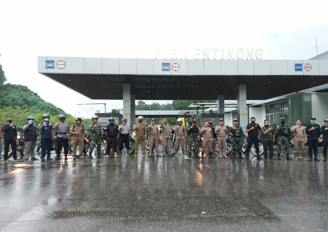 Tingkatkan Keamanan di Perbatasan, Satgas Yonif 642/Kapuas Patroli Bersama Pilar Entikong