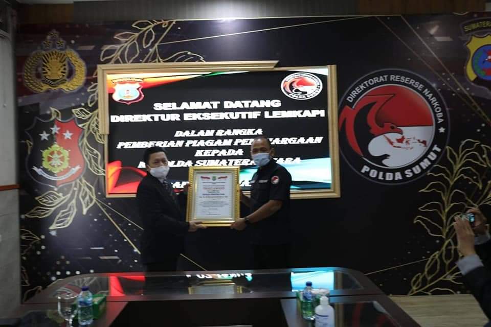 Kapolda Sumut Terima Piagam Penghargaan Trust Award  LEMKAPI