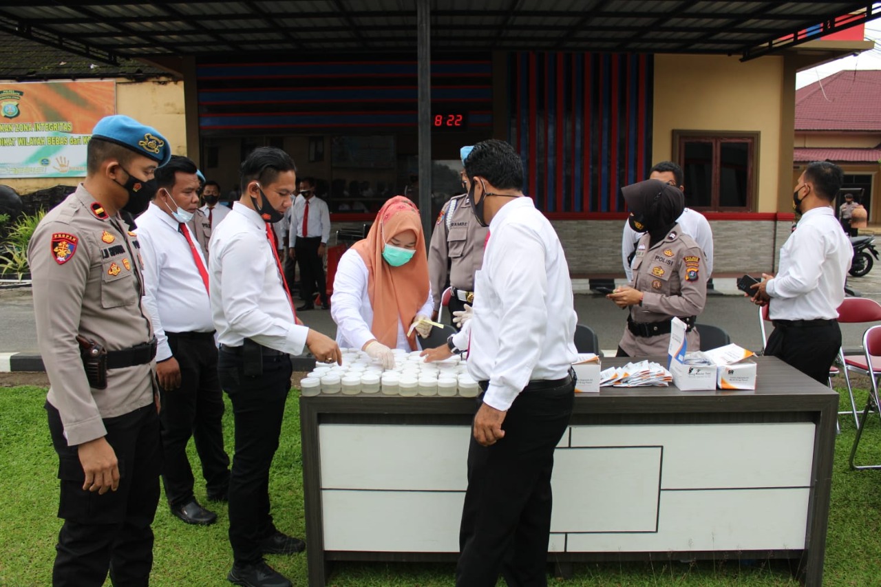 120 personel Polres Labuhanbatu dilaksanakan cek urine secara dadakan.