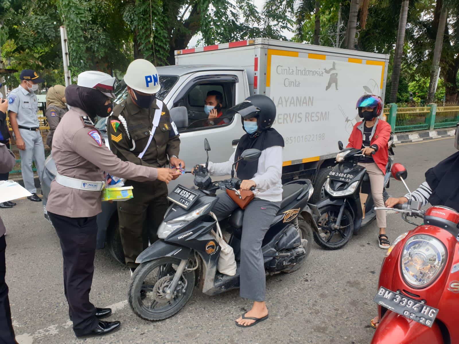 Satlantas Polres Dumai Jajaran Polda Riau Kembali Bagikan Masker dan Sticker