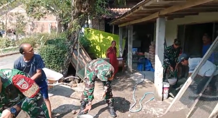 Babinsa dan Warga Gotong Royong Renovasi Rumah Tidak Layak