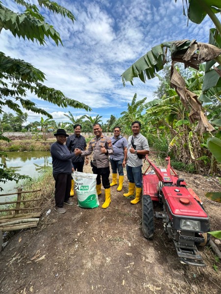 Polsek KSKP Dumai Salurkan Bantuan Pupuk untuk Petani Jagung Lewat Program Polisi Cinta Petani