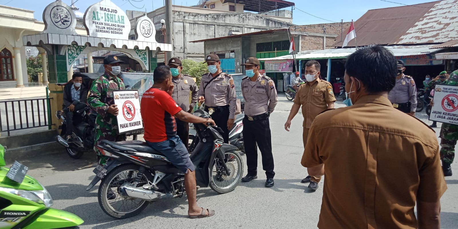 Danramil 09/TM Imbau Warga Desa Sialang Buah Disiplin  Gunakan Masker