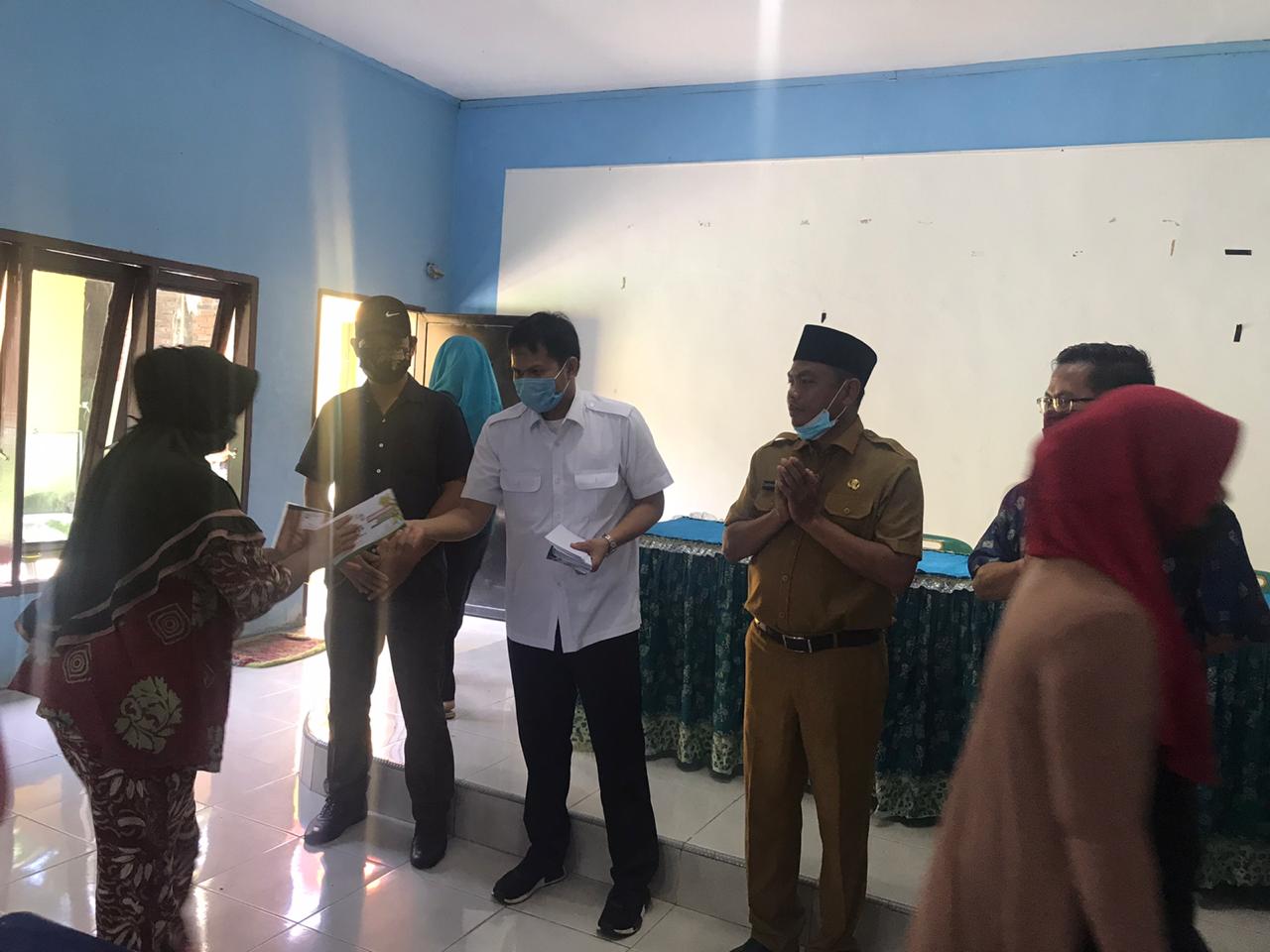 Ketua PDIP Sergai dan  Pimpinan GP Ansor Sumut Serahkan Bantuan Angin Puting Beliung Desa Kota Galu