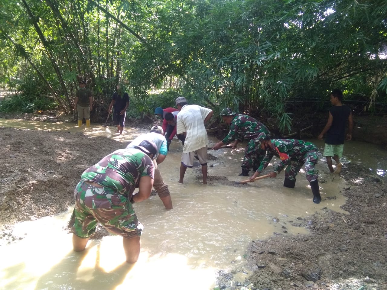 Antisipasi Banjir Susulan, Babinsa Ajak Warga Bersihkan Sungai