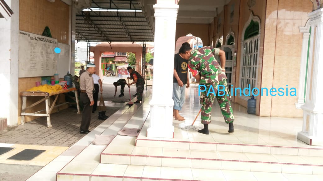 Koramil 09/TM bersama Polsek Teluk Mengkudu dan Warga Gotroy Bersihkan Areal Masjid Al Mubarak