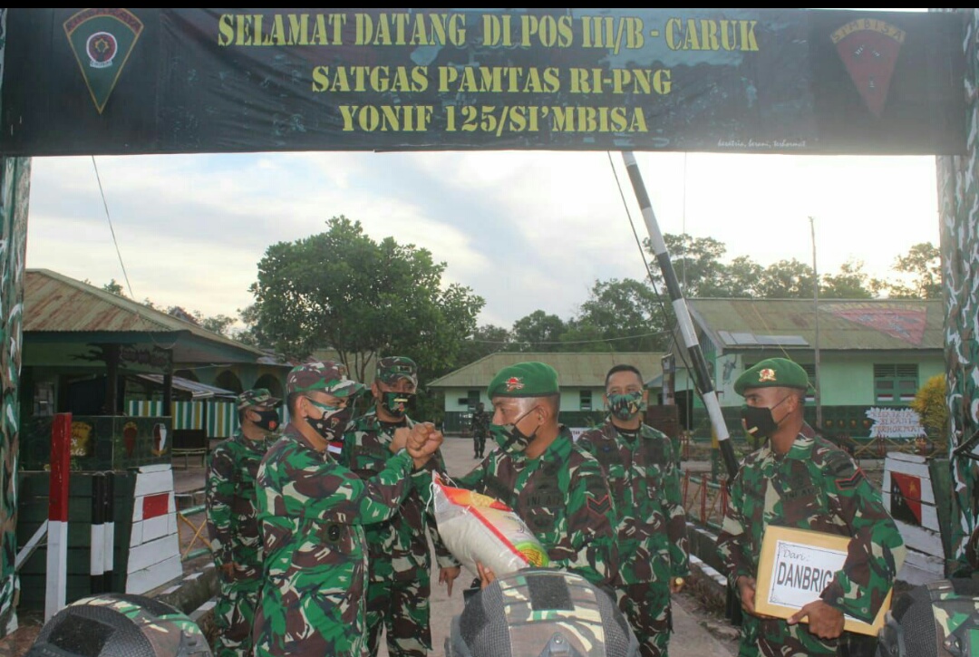 Dansatgas Pamtas Yonif 125 Pimpin Penyambutan Kunjungan Kerja Danbrigif 7/RR di Pos Kotis
