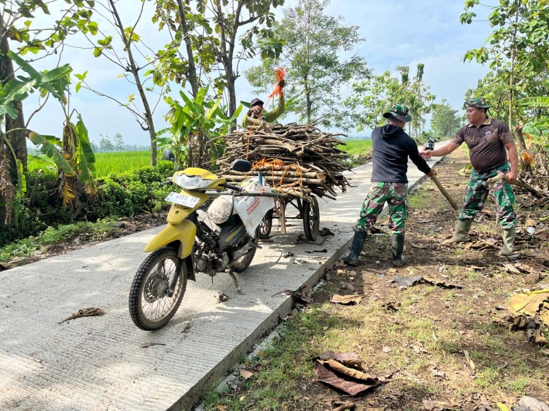 Ketulusan Anggota Satgas TMMD Membantu Warga Dengan Tulus Ikhlas