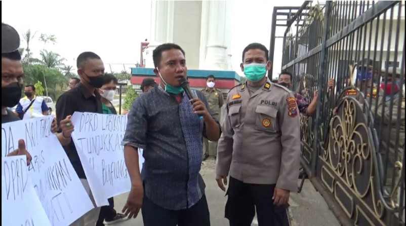 Massa yang tergabung dalam Karang  Taruna dan LKS Labusel datangi kantor Bupati dan DPRD Labusel