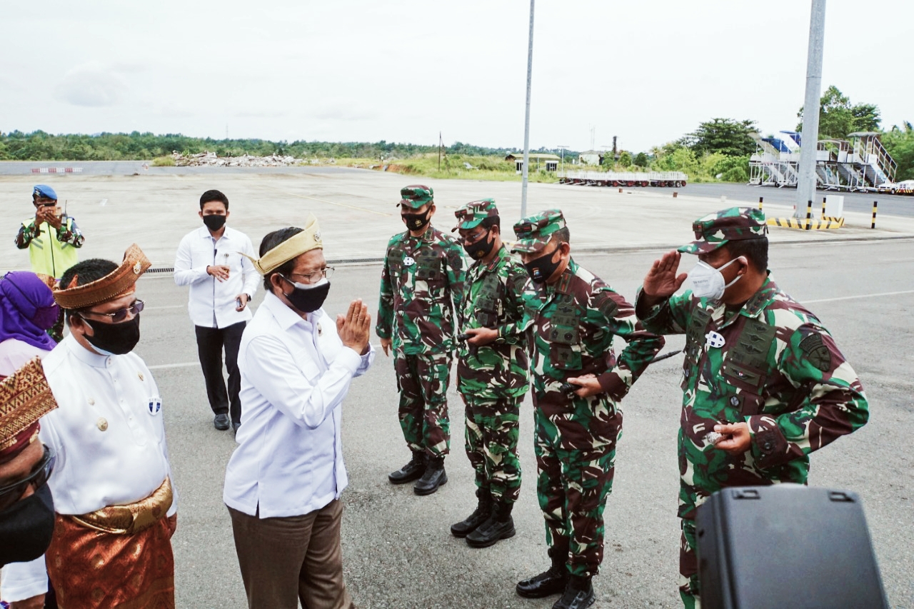 MENGKOPOLHUKAM RI disambut DANLANTAMAL IV DI BANDARA RHF Tanjungpinang