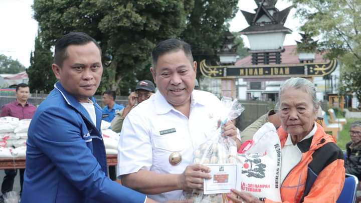 Bupati Eddy Berutu dengan DPD KNPI Berbagi Tali Kasih untuk Lansia